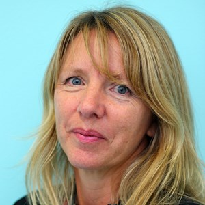 Caroline Saunders}}